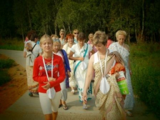 Девочка в красном идет