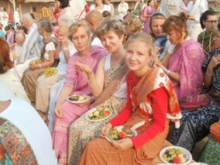 Девочка в красном на скамье